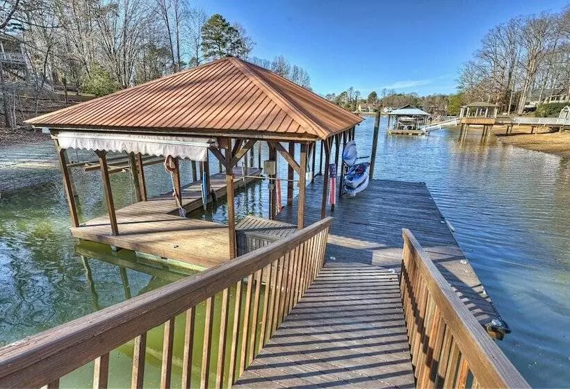 Winding Down By Avantstay Sleeps 20 + Dock, View