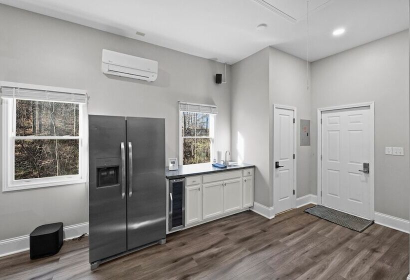 Winding Down By Avantstay Sleeps 20 + Dock, View