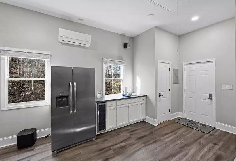 Winding Down By Avantstay Sleeps 20 + Dock, View