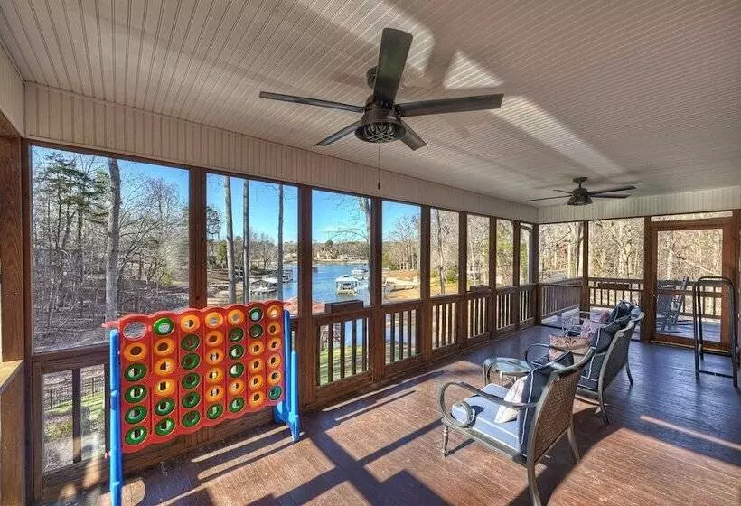 Winding Down By Avantstay Sleeps 20 + Dock, View