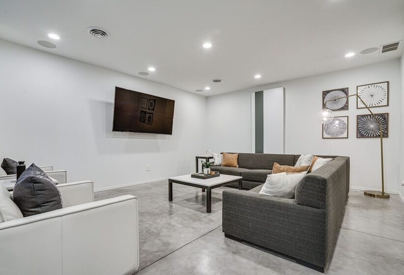 Wisconsin Home W/ Infinity Pool, Hot Tub & Deck!