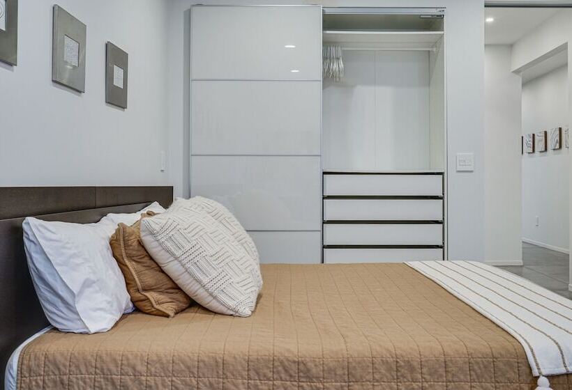 Wisconsin Home W/ Infinity Pool, Hot Tub & Deck!