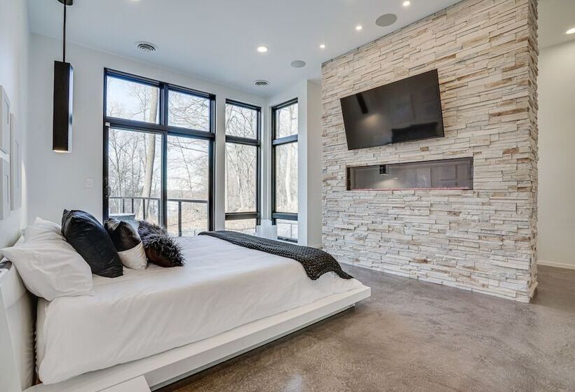 Wisconsin Home W/ Infinity Pool, Hot Tub & Deck!