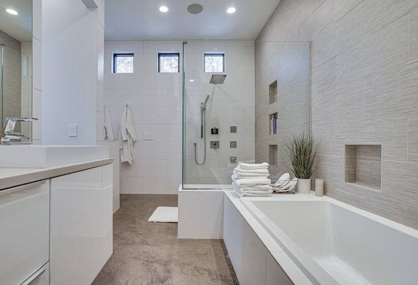 Wisconsin Home W/ Infinity Pool, Hot Tub & Deck!