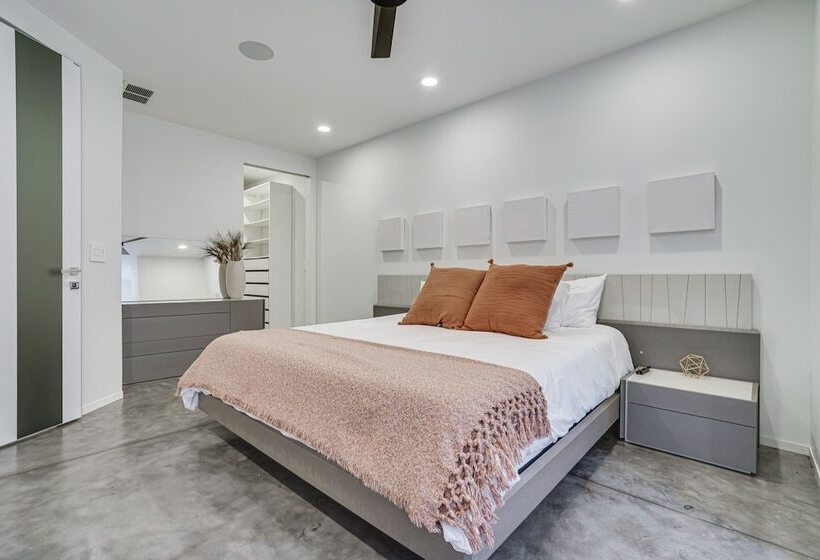 Wisconsin Home W/ Infinity Pool, Hot Tub & Deck!