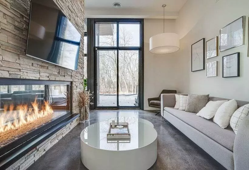 Wisconsin Home W/ Infinity Pool, Hot Tub & Deck!