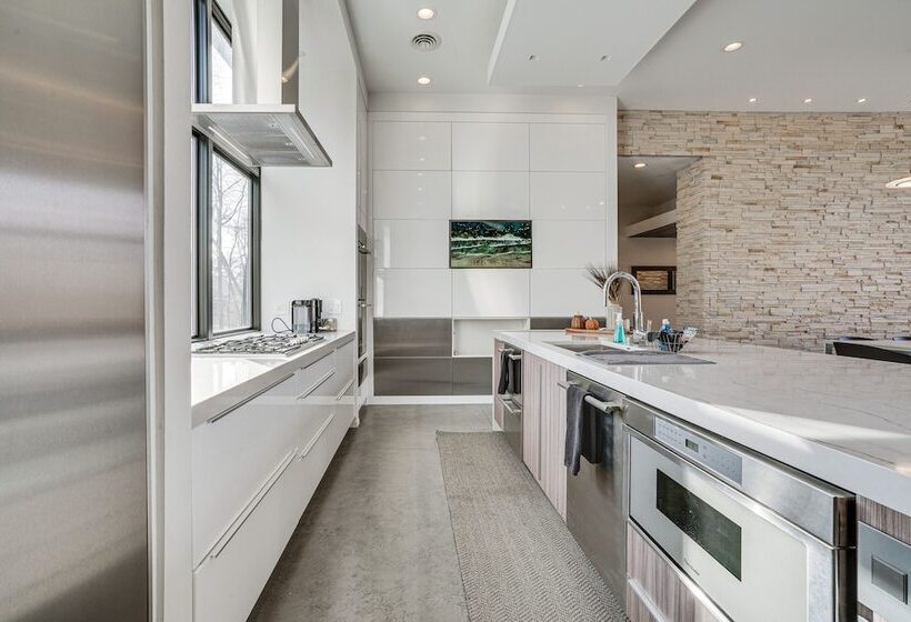 Wisconsin Home W/ Infinity Pool, Hot Tub & Deck!