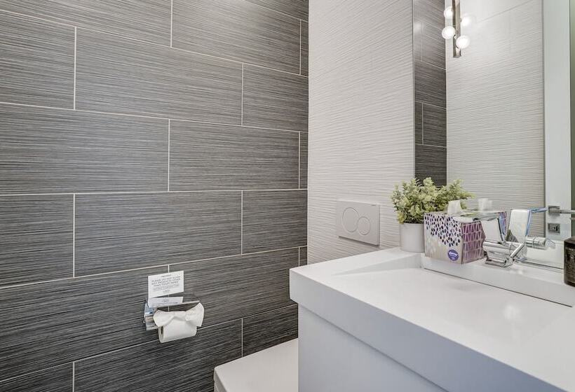 Wisconsin Home W/ Infinity Pool, Hot Tub & Deck!