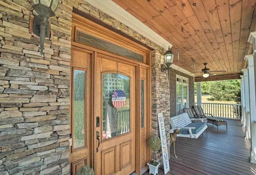 Beautiful Hiawassee Home W/ Mountain Views!