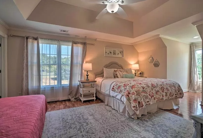 Beautiful Hiawassee Home W/ Mountain Views!