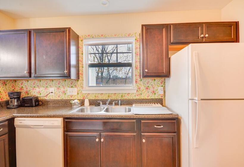 Charming High Point Home W/ Yard: 4 Mi To Hpu!