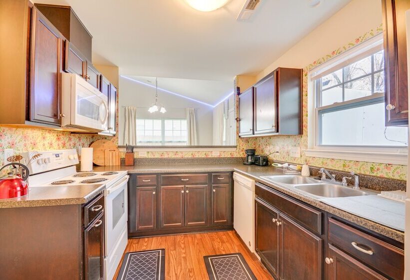 Charming High Point Home W/ Yard: 4 Mi To Hpu!