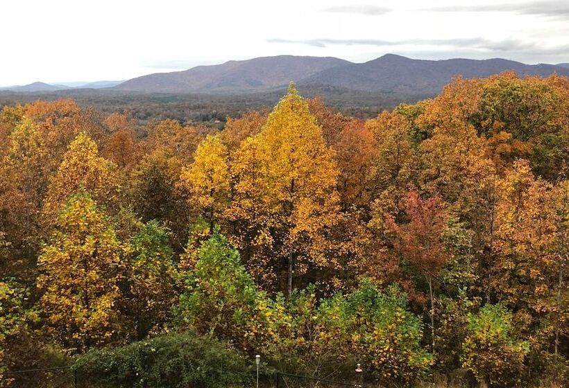 Pool, Hot Tub & Mountain Views: Cleveland Cabin