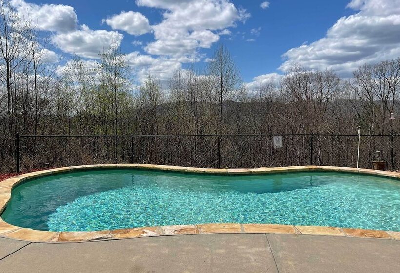 Pool, Hot Tub & Mountain Views: Cleveland Cabin