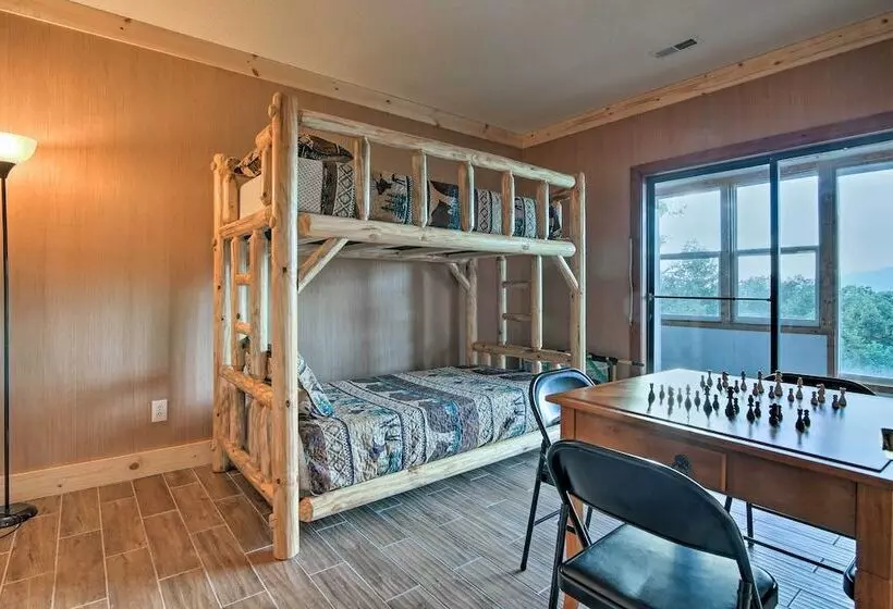 Pool, Hot Tub & Mountain Views: Cleveland Cabin