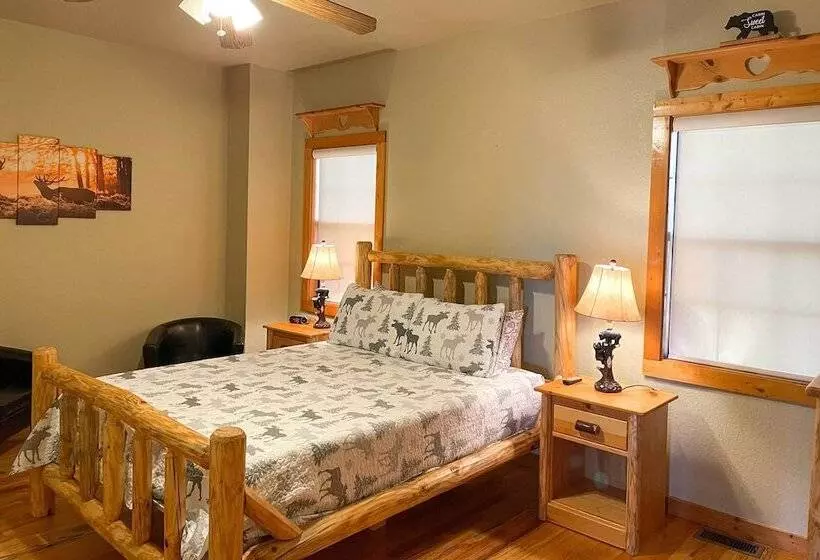 Pool, Hot Tub & Mountain Views: Cleveland Cabin