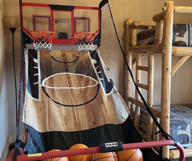 Pool, Hot Tub & Mountain Views: Cleveland Cabin