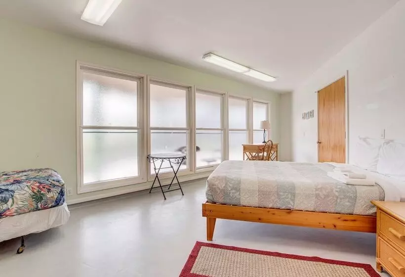 Coastal Keaau Home: Ocean & Sunrise Views, Pool