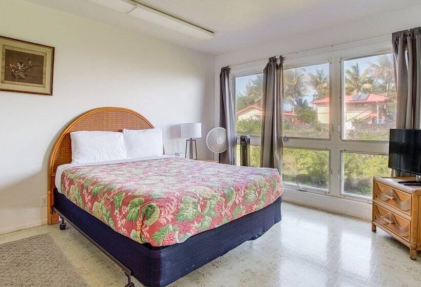 Coastal Keaau Home: Ocean & Sunrise Views, Pool