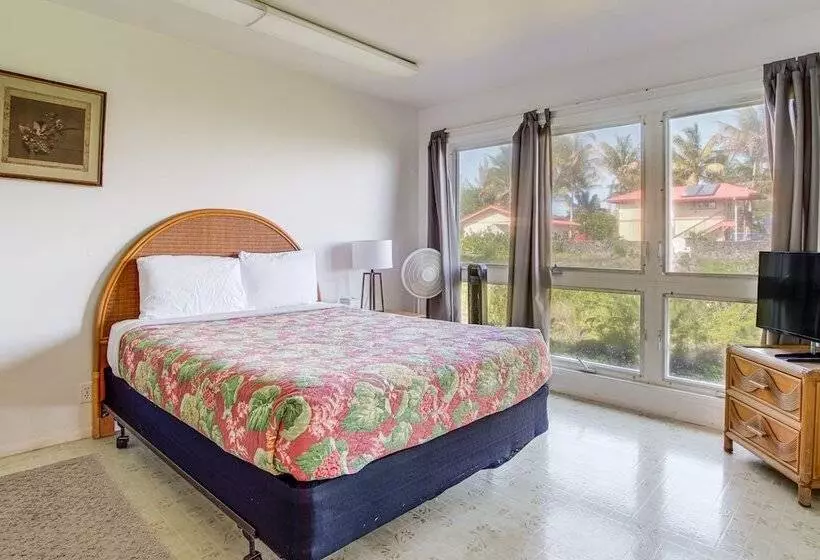 Coastal Keaau Home: Ocean & Sunrise Views, Pool