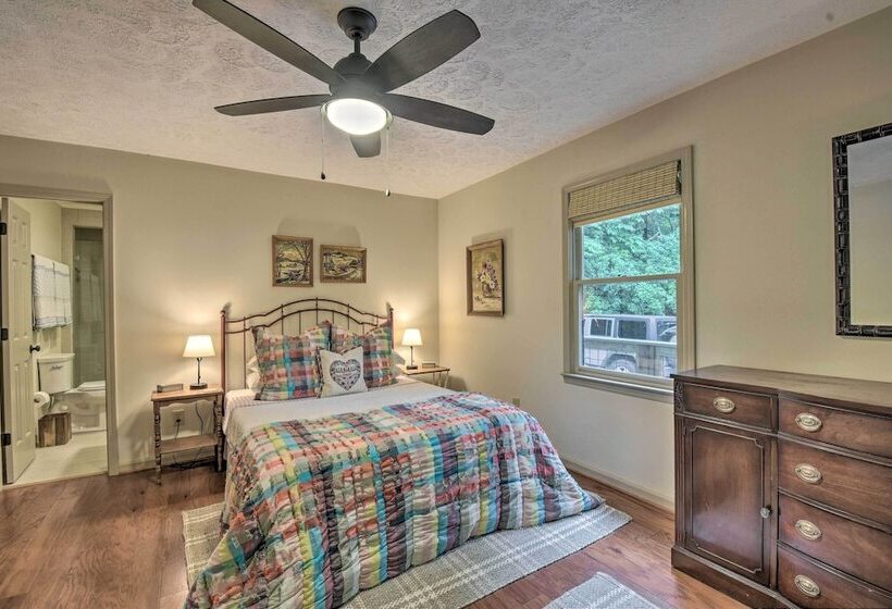 Cozy Clayton Cabin W/ Deck & Mountain Views!