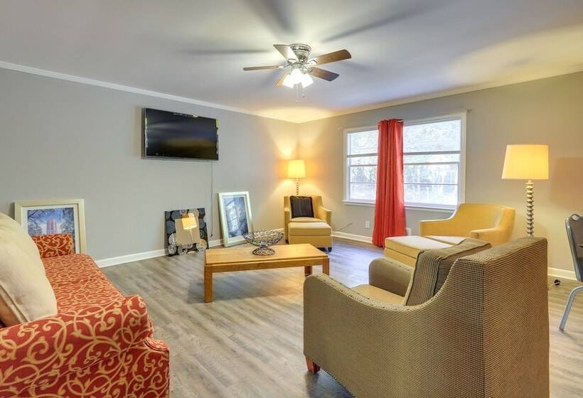 Cozy & Convenient Macon Home ~ 3 Mi To Town!