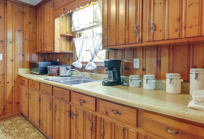 Cozy & Convenient Macon Home ~ 3 Mi To Town!