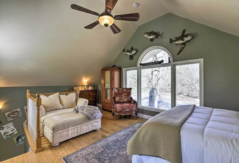 Cozy Creekside Cabin W/ Grill: Fish & Explore!