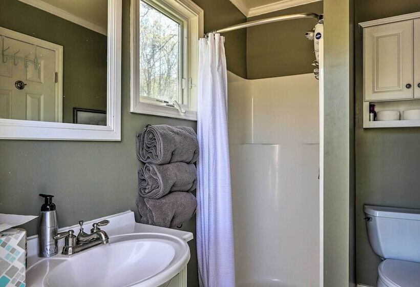 Cozy Creekside Cabin W/ Grill: Fish & Explore!