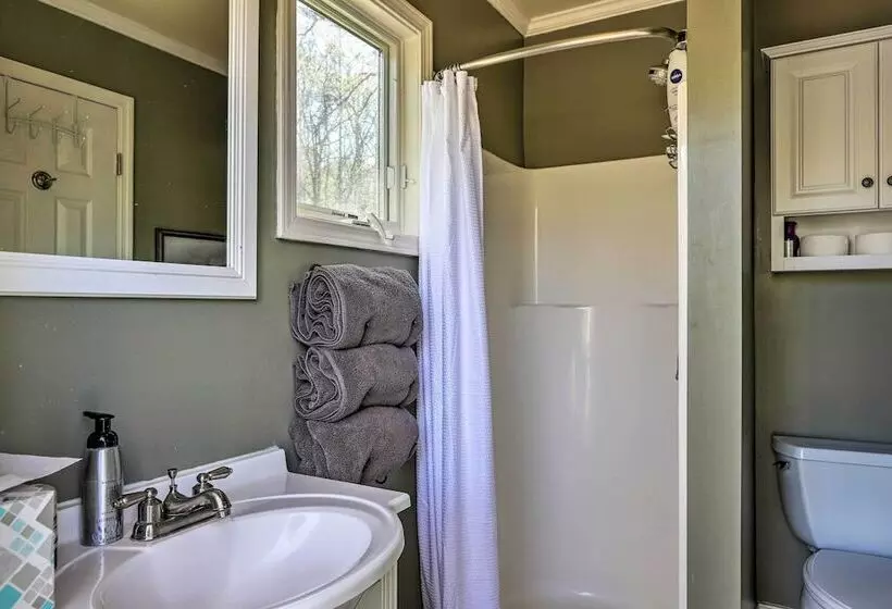 Cozy Creekside Cabin W/ Grill: Fish & Explore!