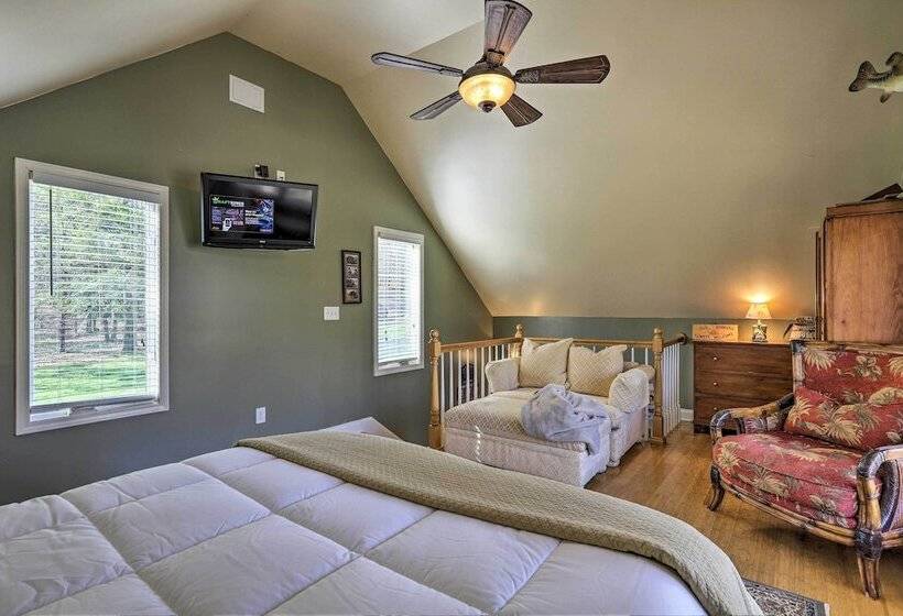 Cozy Creekside Cabin W/ Grill: Fish & Explore!