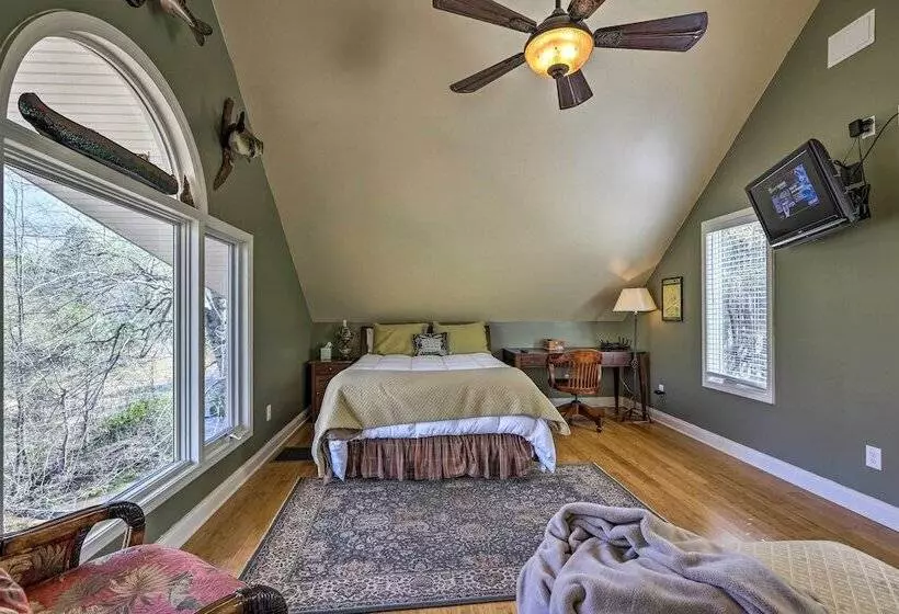 Cozy Creekside Cabin W/ Grill: Fish & Explore!