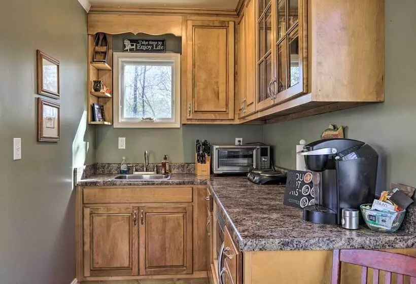 Cozy Creekside Cabin W/ Grill: Fish & Explore!