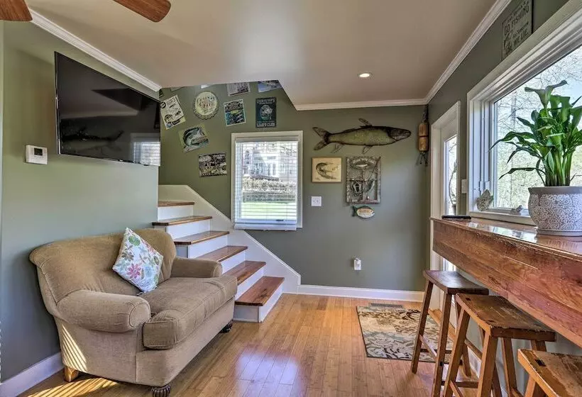 Cozy Creekside Cabin W/ Grill: Fish & Explore!