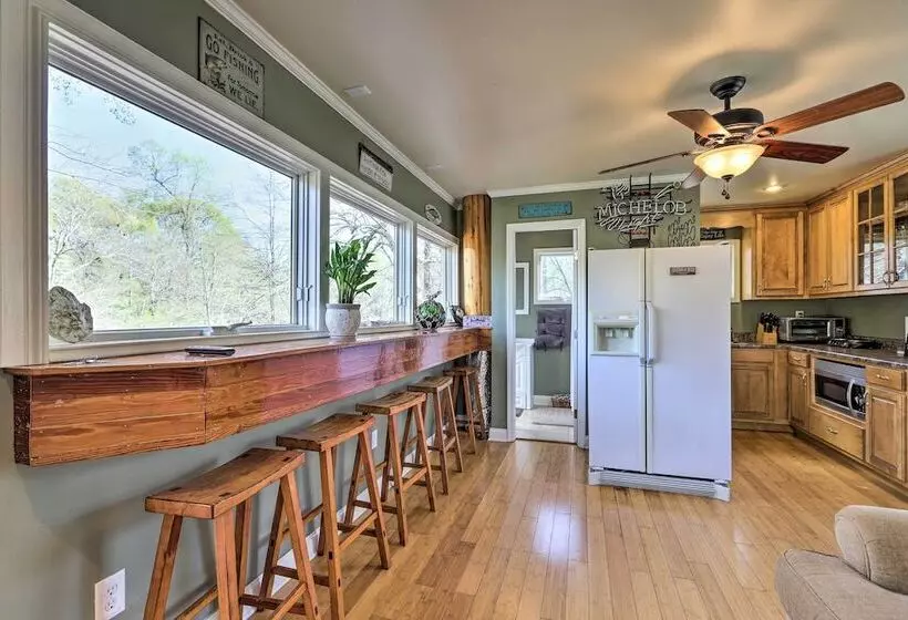 Cozy Creekside Cabin W/ Grill: Fish & Explore!