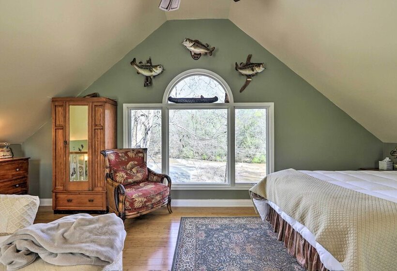 Cozy Creekside Cabin W/ Grill: Fish & Explore!