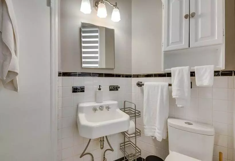 Cozy + Modern Norcross Hideaway W/ Covered Porches