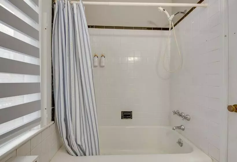 Cozy + Modern Norcross Hideaway W/ Covered Porches