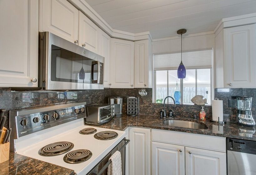 Cozy St Simons Island Cottage Close To Beaches!