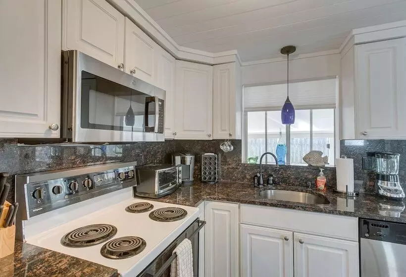 Cozy St Simons Island Cottage   Close To Beaches!