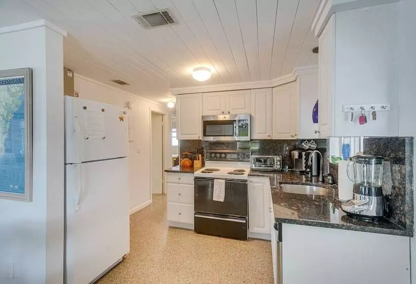 Cozy St Simons Island Cottage   Close To Beaches!