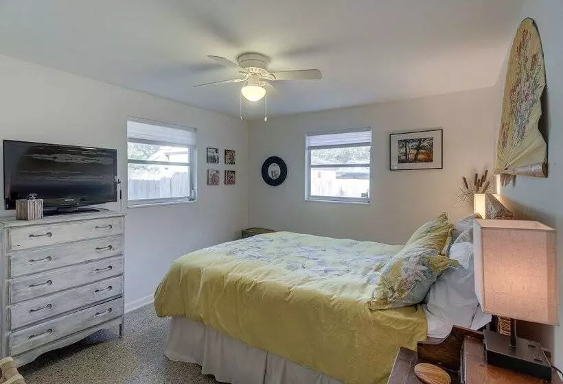 Cozy St Simons Island Cottage   Close To Beaches!
