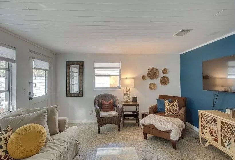 Cozy St Simons Island Cottage   Close To Beaches!