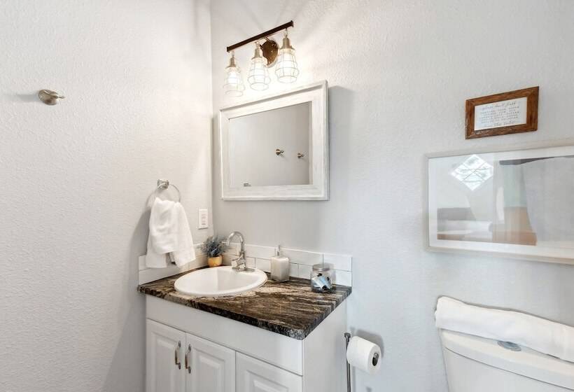 Family Friendly Pensacola Home < 1 Mi To Beach!