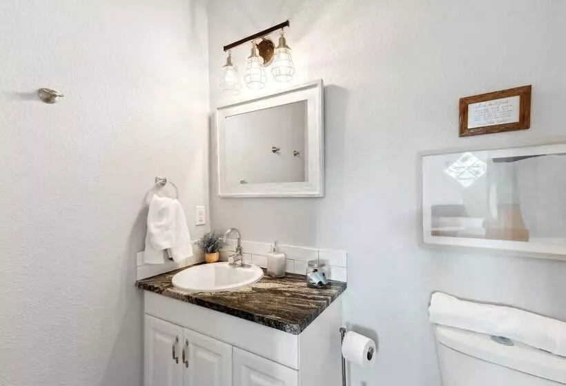 Family Friendly Pensacola Home < 1 Mi To Beach!