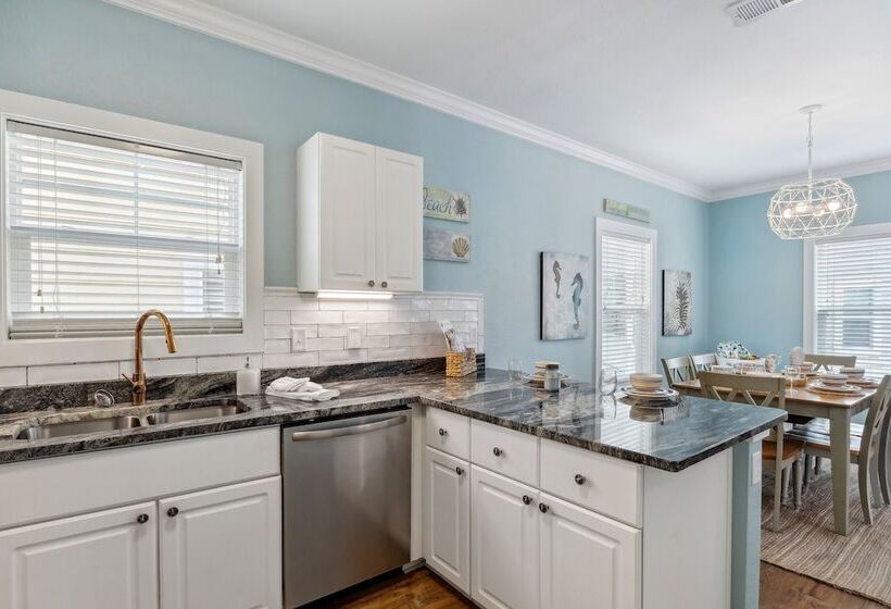 Family Friendly Pensacola Home < 1 Mi To Beach!