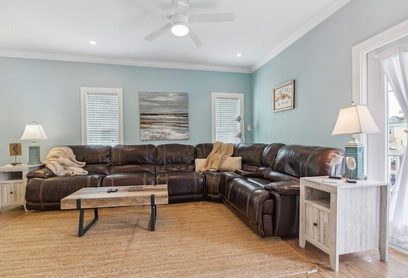 Family Friendly Pensacola Home < 1 Mi To Beach!