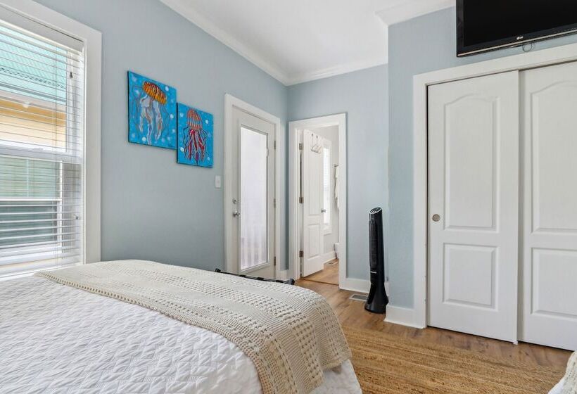 Family Friendly Pensacola Home < 1 Mi To Beach!