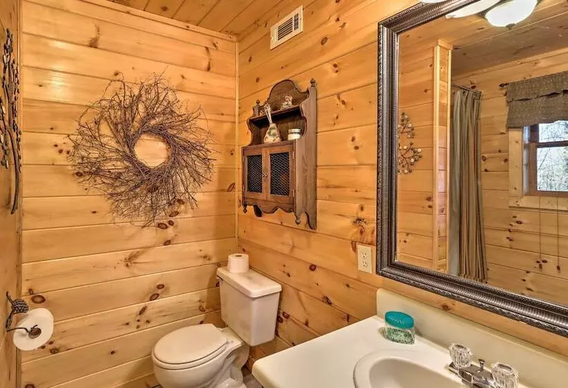 High Country Cabin W/ Fire Pit & Hot Tub!