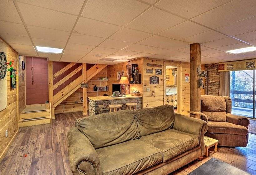 High Country Cabin W/ Fire Pit & Hot Tub!